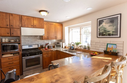 Basalt Ski Chalet | Mountain escape near Ruedi with spa and views
