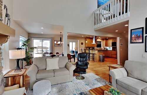 Corinthian Hills House | Mountain Escape: Sunshine, Hot Tub Soaks & Strolls — Dillon Lake Days Await!