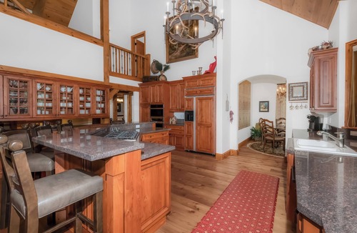 Avon Ski Chalet | Mountain Estate | Beaver Creek | 9BR Sleeps 18 | Hot Tub | By Cuvée