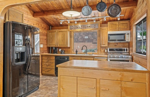 Snowbird Cabin | Mountain Family Cabin w/4 bedrooms & pool table