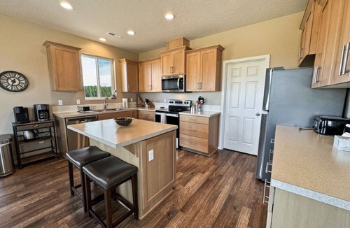 Cascade House | Mountain Getaway | Spacious Home + Scenic Views