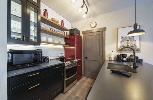 Coyne Placer Valley Condo | Mountain-Industrial Getaway - Close to Town! Easy Access to Shuttle!