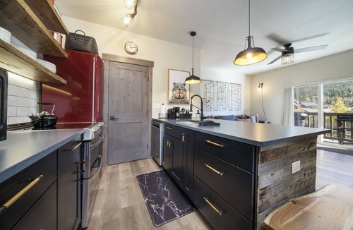 Coyne Placer Valley Condo | Mountain-Industrial Getaway - Close to Town! Easy Access to Shuttle!