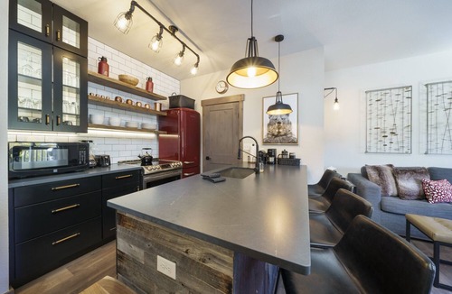 Coyne Placer Valley Condo | Mountain-Industrial Getaway - Close to Town! Easy Access to Shuttle!