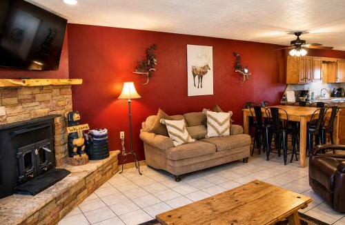 Red River House | Mountain Memories, Walk To Ski Area, Town, Fishing