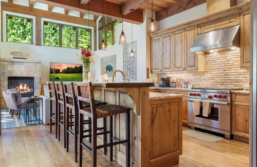 Intermountain Ski Chalet | MOUNTAIN MODERN CHALET with hot tub, fire pit, on bus route