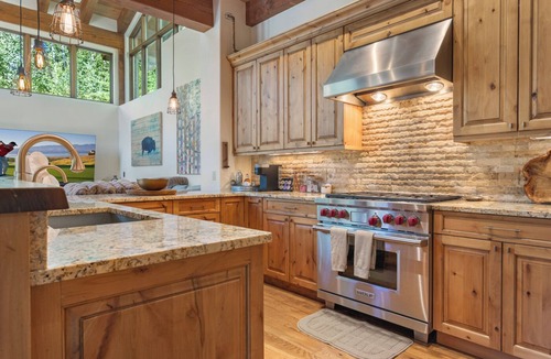 Intermountain Ski Chalet | MOUNTAIN MODERN CHALET with hot tub, fire pit, on bus route