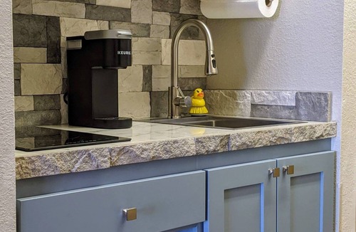 Brian Head Apartment | ✦Mountain Retreat✦Hot Tub✦Skiing and Snowboarding✦