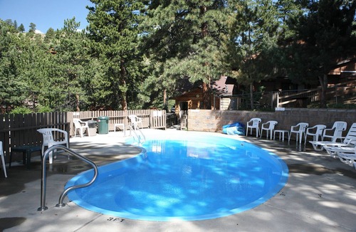 Estes Park Ski Chalet | Mountain style one bedroom with fireplace
