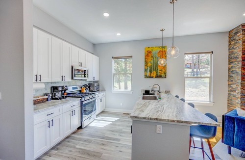Woodland Park House | Mountain View Retreat, Walk to Downtown. 331356