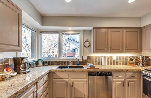 Cottonwood Heights Condo | Mountain Views! Walk to Restaurants and Coffee - Great New Hot Tub