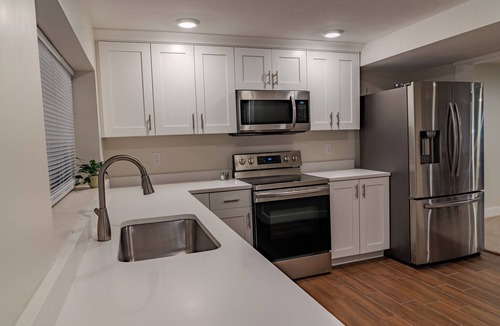 Sandy Apartment | Mountain Views - 7 Min to Both Canyons - Fireplace - Spacious 3 Br - Bball Court