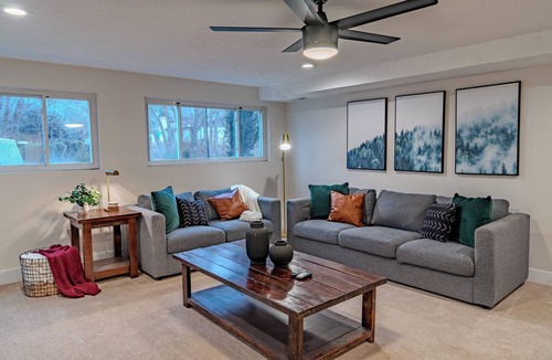 Sandy Apartment | Mountain Views - 7 Min to Both Canyons - Fireplace - Spacious 3 Br - Bball Court