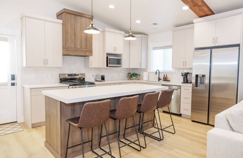 Farmington Apartment | Mountainview Retreat, Pickleball court, Shop, Ski in Farmington, UT