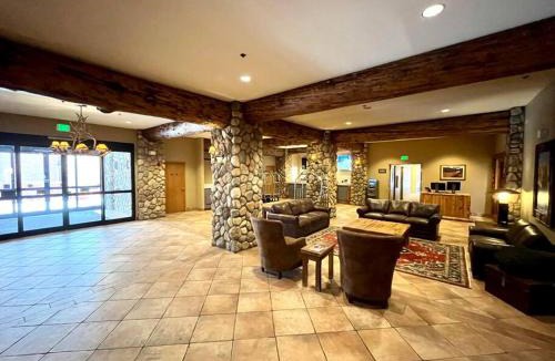 Mount Crested Butte Apartment | MT CB Mountain Side with King Bed, Hot Tub, Pool & Kitchen!