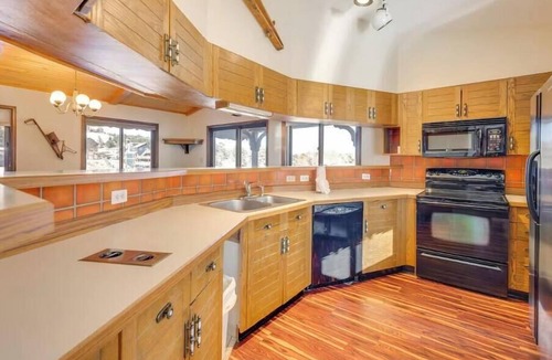 Estes Park Cabin | Multi-Story 7-bedroom lodge! Perfect for a Group Getaway close to RMNP