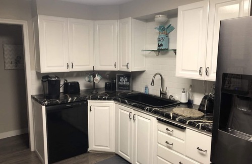 Monroe House | Mystic Manor Monroe 4 Bed Farm House- 10 min walk to Hot springs