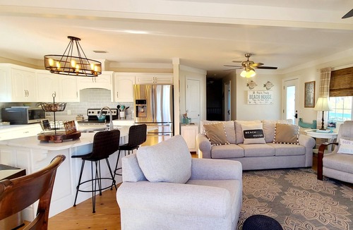 Holiday Beach House | NashShell Beach Cottage, Sleeps 4. Walk to the beach, Pets considered. No stairs