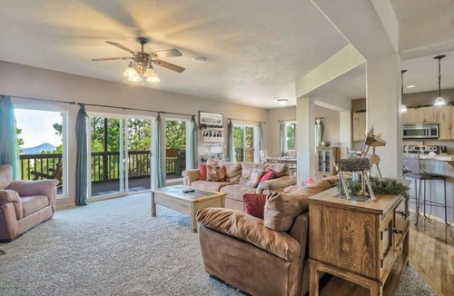 Peyton House | Nature's Oasis, 4BD Ranch Retreat, Hot tub!
