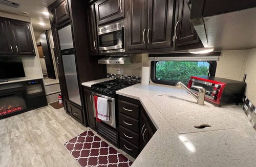 Florida Gardens House | NEW 2019 Spacious Camper - All Modern Amenities - Fast WIFI