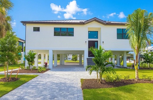 Bonita Springs House | New Built 2025, 3 BR, Canal Front, Boat lift avail, 10 min to Beaches, Hot Tub