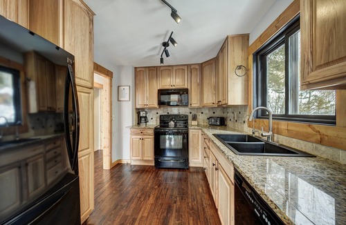 Blue River House | New! Chateau Coronet with Mountain Views & Sauna, minutes to Downtown Breck