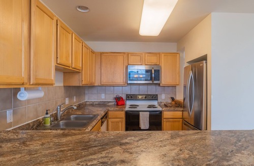 Wildernest House | *New* Cheerful 3 BDRM Townhome w/Private Hot Tub