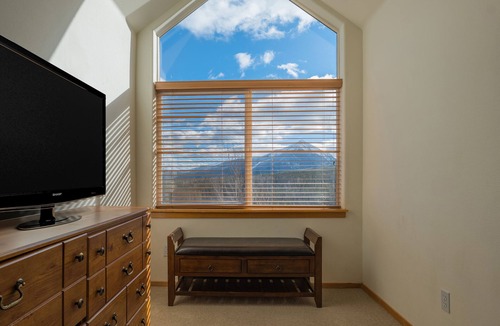 Wildernest House | *New* Cheerful 3 BDRM Townhome w/Private Hot Tub
