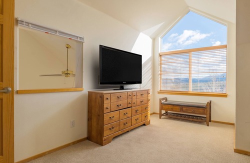 Wildernest House | *New* Cheerful 3 BDRM Townhome w/Private Hot Tub