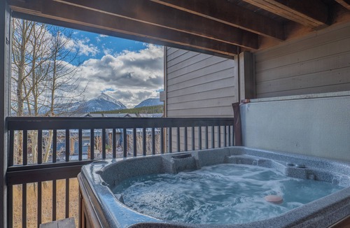 Wildernest House | *New* Cheerful 3 BDRM Townhome w/Private Hot Tub