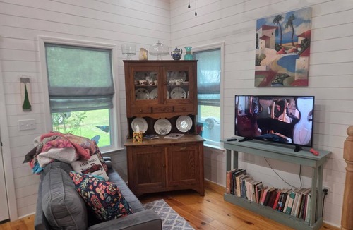 North West Florida Cottage | New cozy 1-bedroom cottage in quaint Vernon with AC, 30 min to Panama city beach