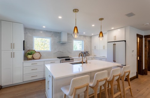 Intermountain House | New! Gorgeous Vail Getaway-Views, Hot Tub and Decks