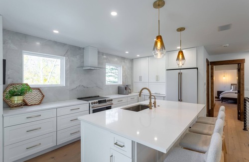 Intermountain House | New! Gorgeous Vail Getaway-Views, Hot Tub and Decks