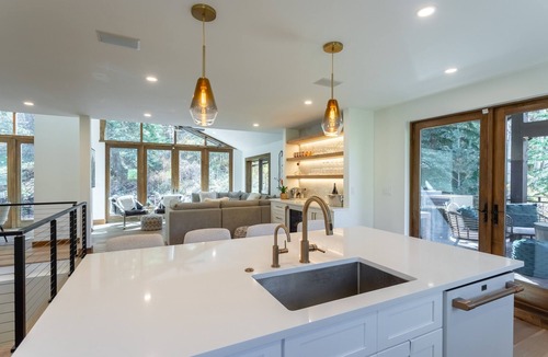 Intermountain House | New! Gorgeous Vail Getaway-Views, Hot Tub and Decks