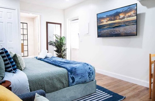 Orlando House | New King GH|PetsOK|PrivEnt|Pvt FncdYard+Tub+W/D+FP