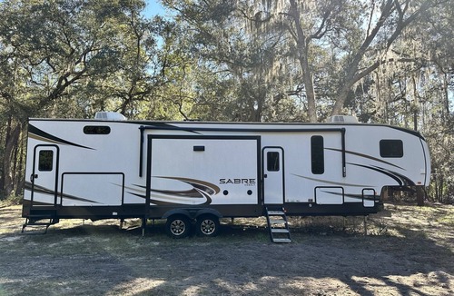 Edgar House | New Owner Special - Luxury Lakefront RV & Fishing Retreat