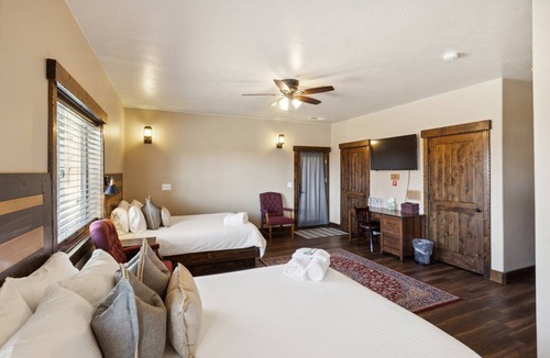 Hildale Cabin | NEW! Room 25 -Kokopelli (1-Bedroom) by Zion Cliff Lodge