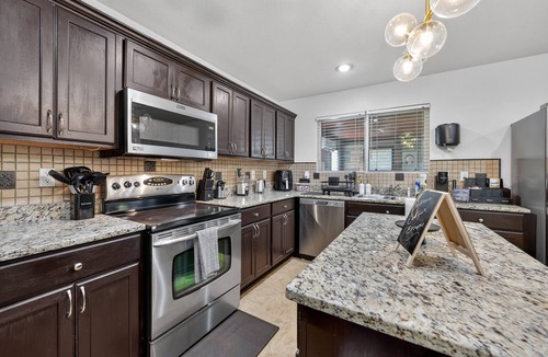 Normal House | NEW! Southern Comfort Escapes 5BR for 14 Near NASA