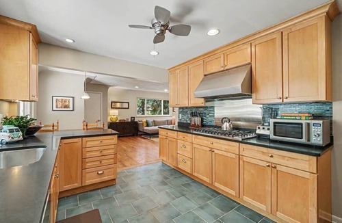Newlands House | Newlands 4BR Retreat w/Private Suite+Walkable+Rec Center