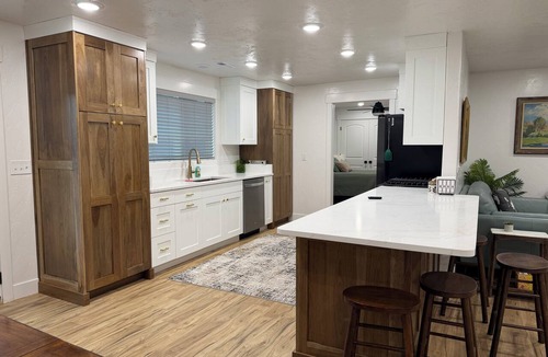 Lapoint House | Newly Remolded Family 5BR Getaway, Putting Green, Pool Table & RV Parking