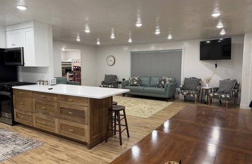 Lapoint House | Newly Remolded Family 5BR Getaway, Putting Green, Pool Table & RV Parking