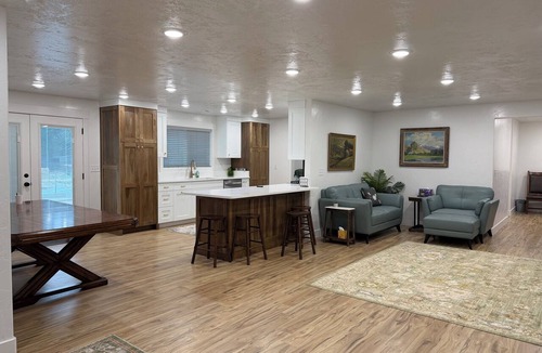 Lapoint House | Newly Remolded Family 5BR Getaway, Putting Green, Pool Table & RV Parking