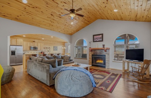 Pagosa Springs Cabin | NICE! 2250 SF VIEWS & LOCATION GAS FRPLCE PAC MAN HOTTUB CORNHOLE HORSESHOES