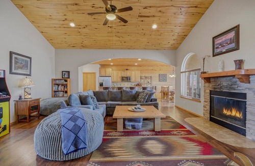 Pagosa Springs Cabin | NICE! 2250 SF VIEWS & LOCATION GAS FRPLCE PAC MAN HOTTUB CORNHOLE HORSESHOES