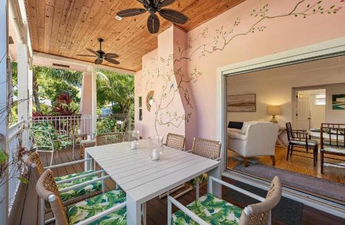 Flamingo Parks House | Nini's Cottage - Family-Friendly Pool Days and Cabana Nights Await