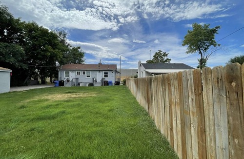 Midvale House | No-Frills Rental | Work Crew Stay | Pet Friendly
