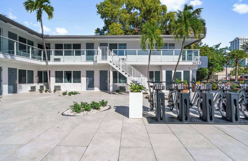 Galt Mile Apartment | Ocean Blvd King Comfort Suite | The Botanica