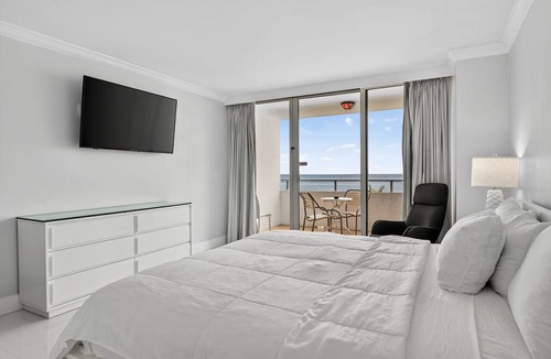 Galt Mile Apartment | Ocean Oasis