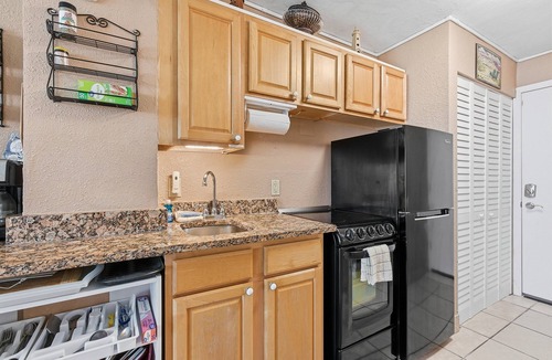 Lenox Park Condo | Oceanfront Studio w/Balcony, Pool & Hot Tub Access