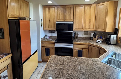 Winter Park House | ♥ of WP & Stage for Music Fests - 3BR/3.5BA W/Private Hot Tub & Garage, Sleeps 8